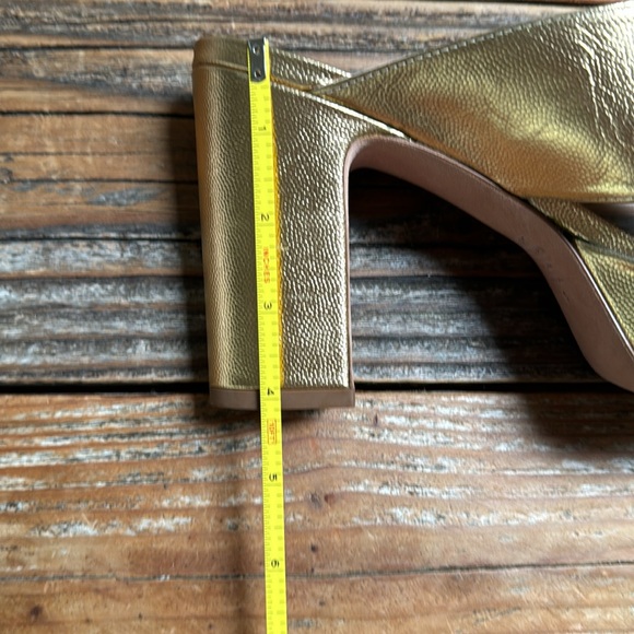Gorgeous gold lame Stuart Weitzman 4” heels 🤩 - Picture 8 of 8